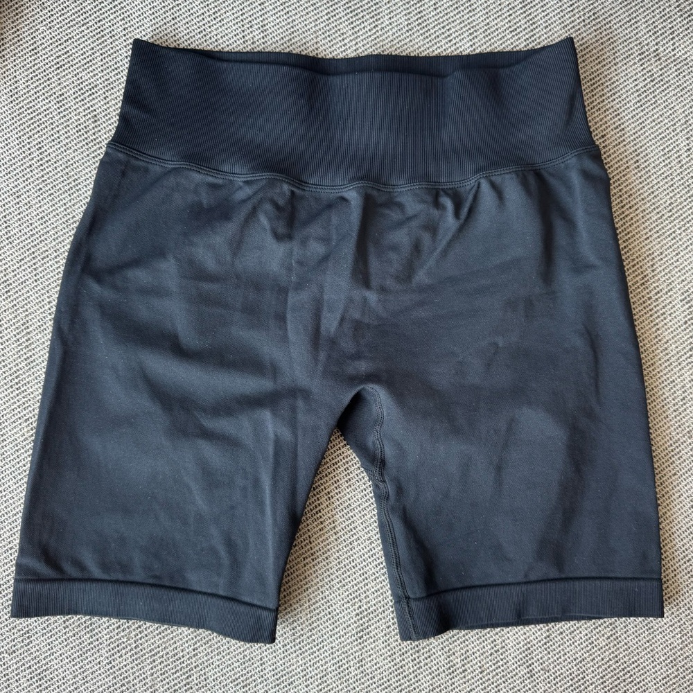 Amazon Women's Black Athletic Seamless Biker Shorts With Scrunch Size Large